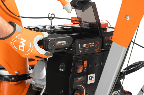 Благодаря установленному Li-ion акумулятору на 21В, двигатель запускается простым нажатием кнопки на рукоятке управления. Обеспечивает легкий запуск холодного двигателя при любых температурах до -30˚C.