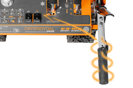 Для комфортной работы на холоде все снегоуборщики серии Expert Line снабжены подогревом рукояток. Включение и выключение размещено прямо на панели.