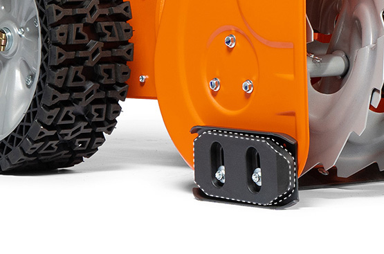 2-х сторонние направляющие лыжи позволяют регулировать высоту ковша над поверхностью. Полимер предотвращает повреждения хрупких покрытий.