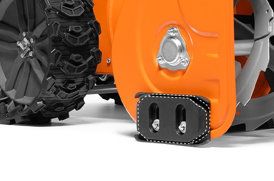 2-х сторонние направляющие лыжи позволяют регулировать высоту ковша над поверхностью. Полимер предотвращает повреждения хрупких покрытий.